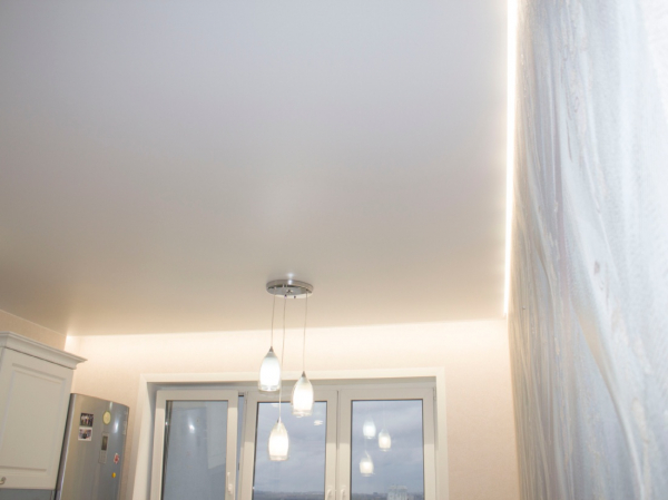 Пример парящего натяжного потолка на кухню