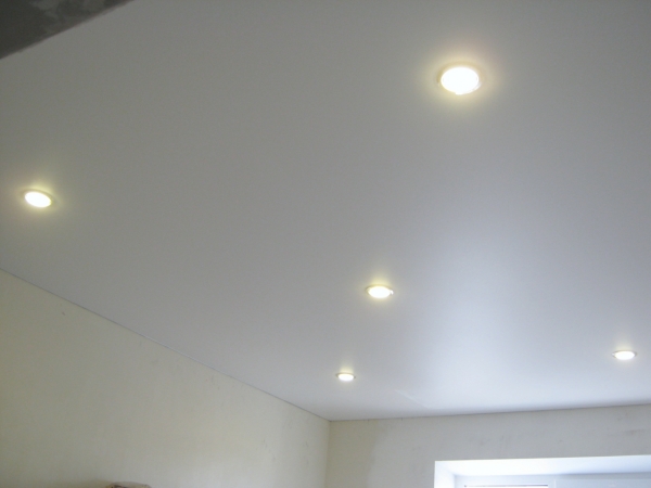 Бесшовные натяжные потолки