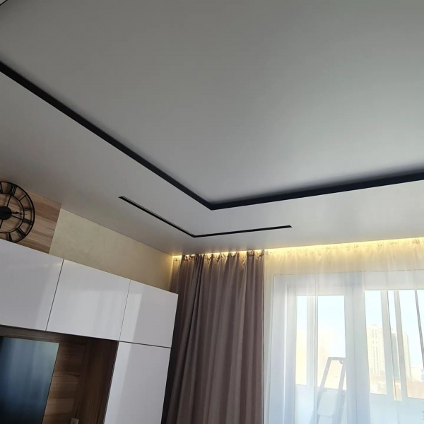 Матовый белый бесшовный потолок в спальню 12 м²